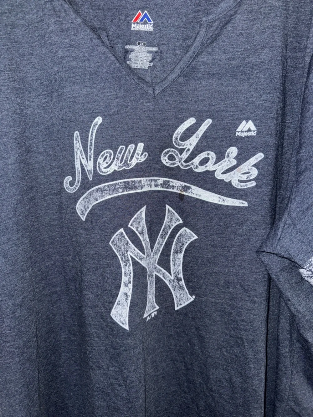 Women's Majestic New York Yankees V-Neck Graphic T-Shirt - Size XL Navy Blue - Picture 3 of 7